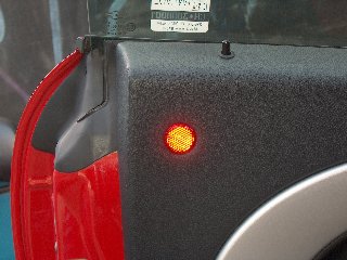 à gauche, il y a un catadioptre