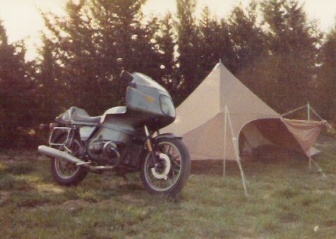 la RS100RS dans un camping au sud de la France